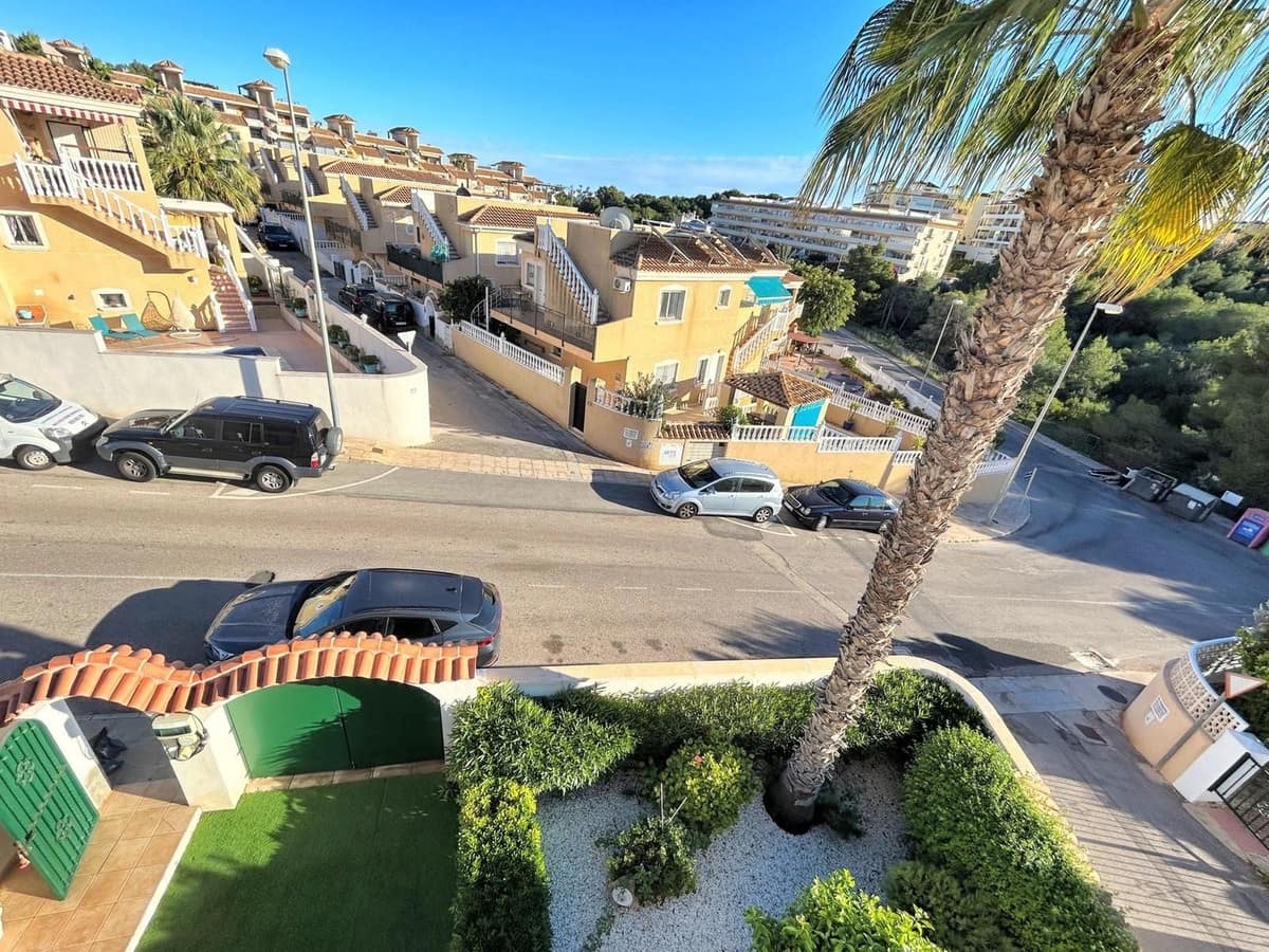 4 bedroom Semi-detached Villa for sale in Villamartin with pool garage - € 249,900 (Ref: 9615487)