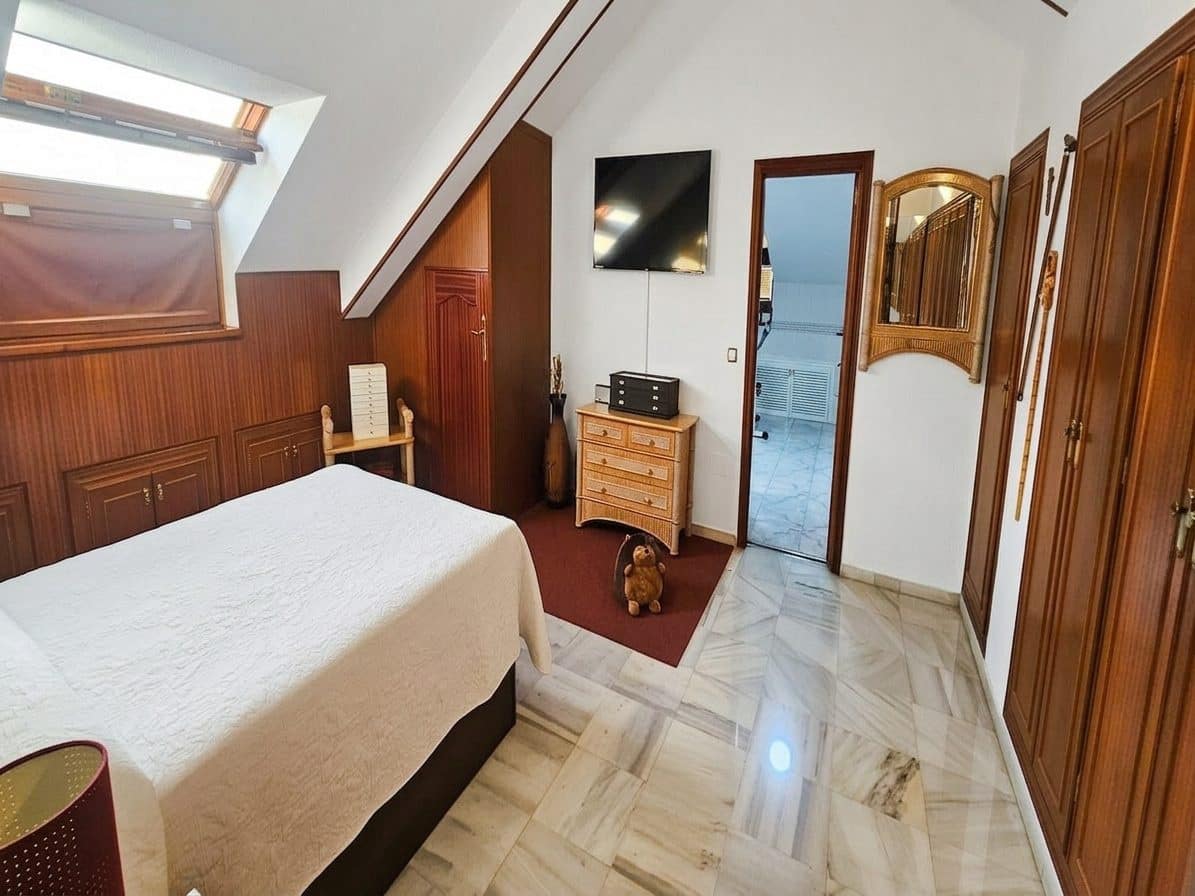 5 bedroom Apartment for sale in Fuengirola with garage - € 742,000 (Ref: 9630088)