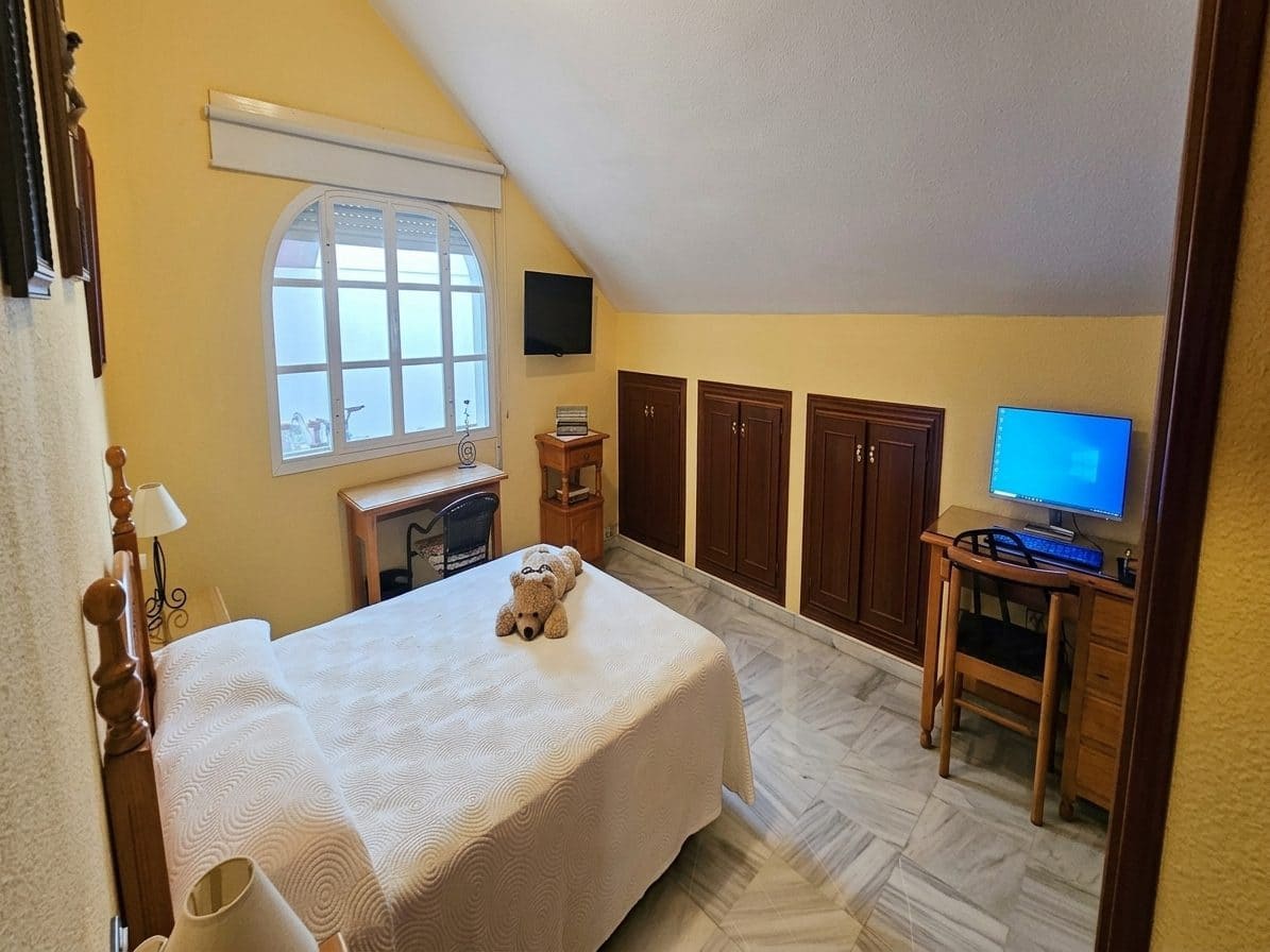 5 bedroom Apartment for sale in Fuengirola with garage - € 742,000 (Ref: 9630088)