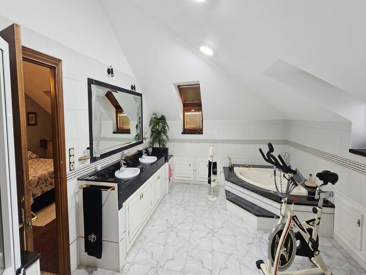 5 bedroom Apartment for sale in Fuengirola with garage - € 742,000 (Ref: 9630088)