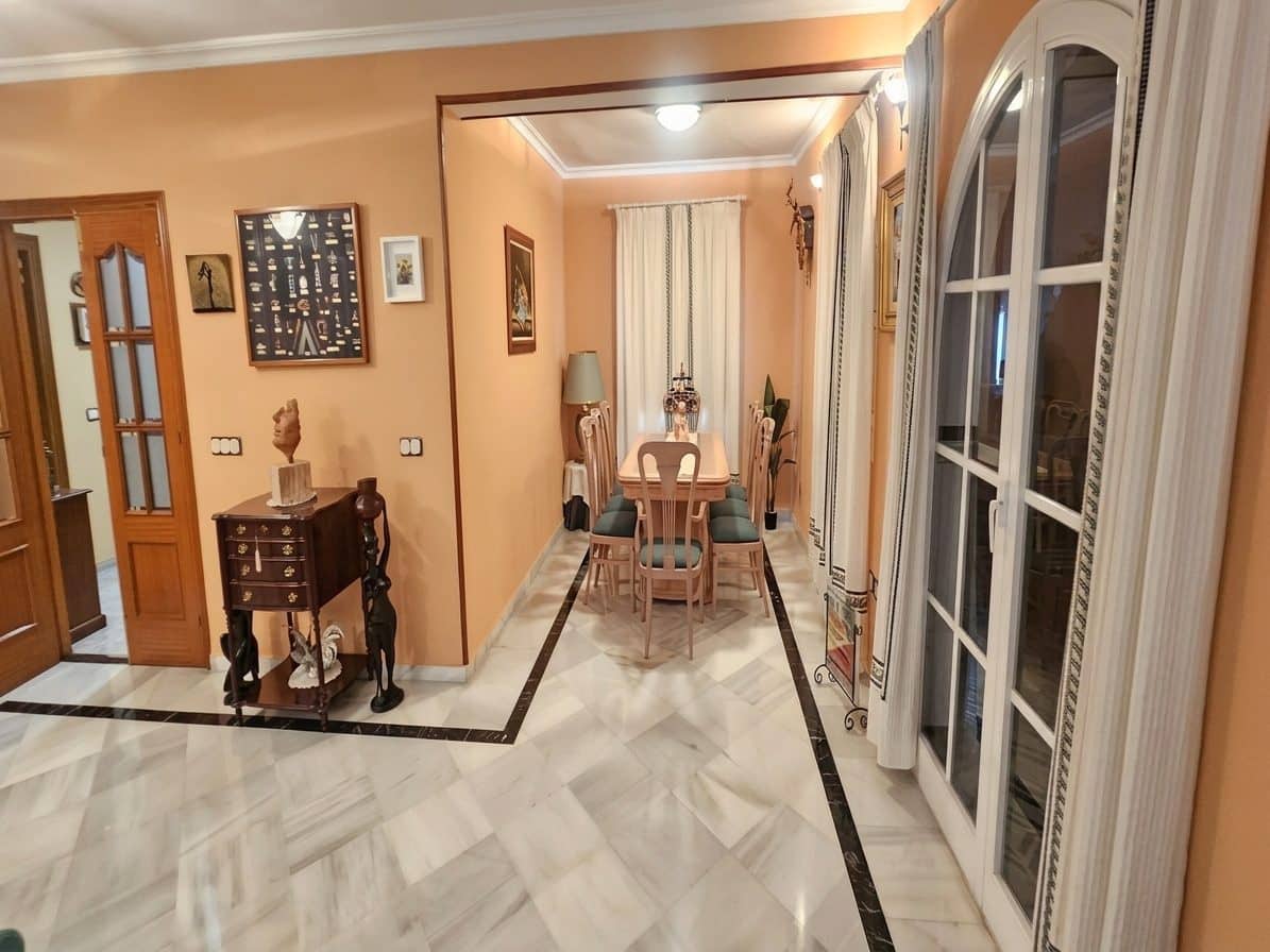 5 bedroom Apartment for sale in Fuengirola with garage - € 742,000 (Ref: 9630088)