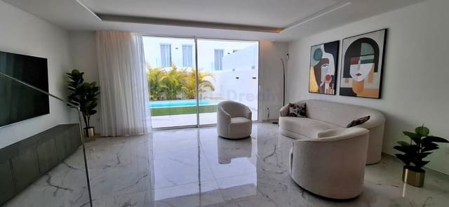 Pareado de 3 habitaciones en Corralejo, La Oliva en venta con piscina garaje - 430.000 € (Ref: 9630111)