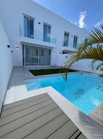 Pareado de 3 habitaciones en Corralejo, La Oliva en venta con piscina garaje - 430.000 € (Ref: 9630111)