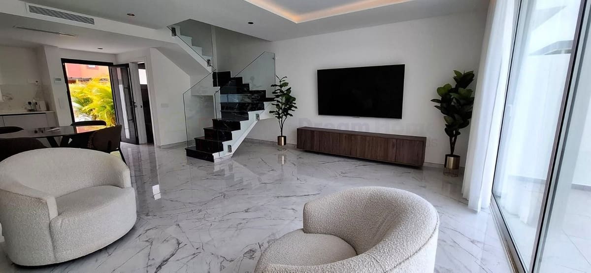 3 chambre Villa/Maison Semi-Mitoyenne à vendre à Corralejo avec piscine garage - 430 000 € (Ref: 9630111)