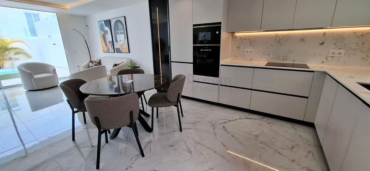 3 chambre Villa/Maison Semi-Mitoyenne à vendre à Corralejo avec piscine garage - 430 000 € (Ref: 9630111)