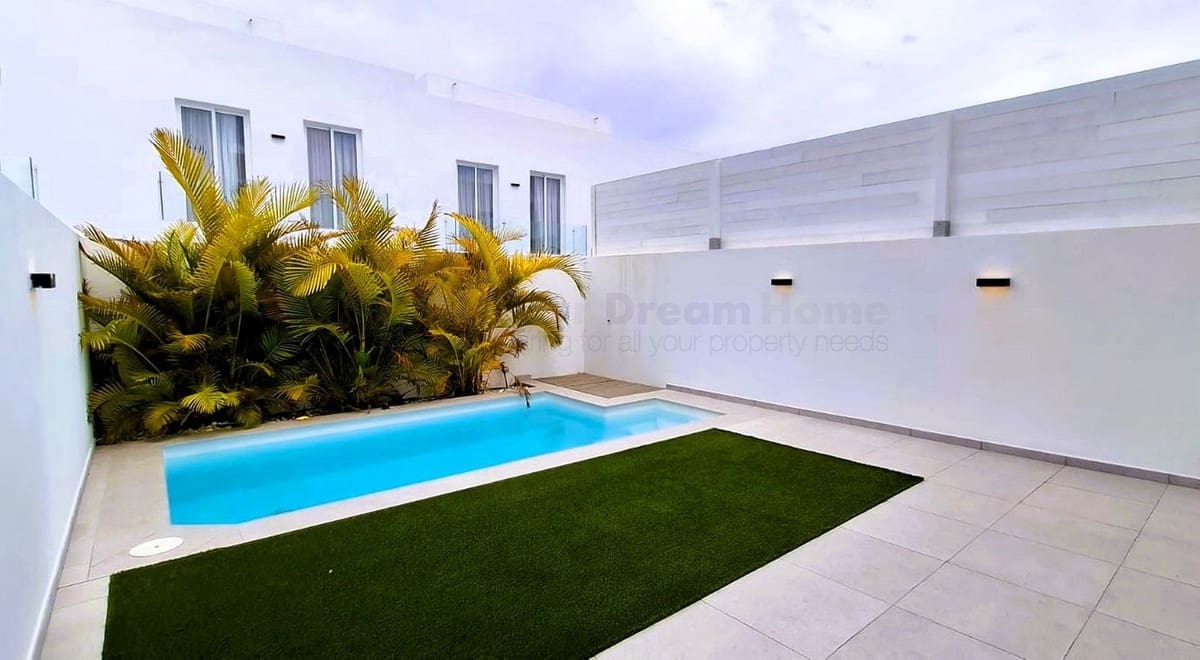 3 chambre Villa/Maison Semi-Mitoyenne à vendre à Corralejo avec piscine garage - 430 000 € (Ref: 9630111)