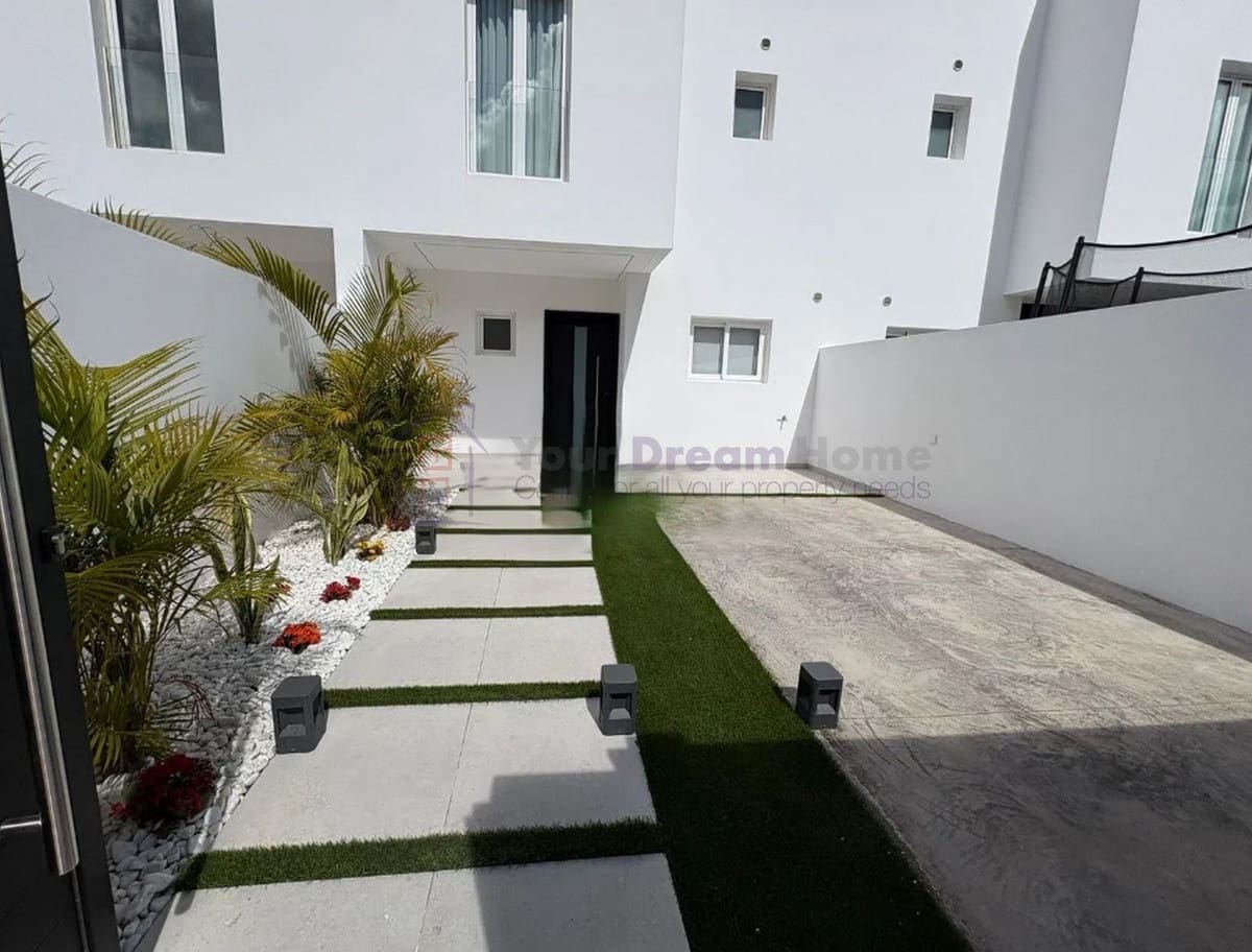 3 chambre Villa/Maison Semi-Mitoyenne à vendre à Corralejo avec piscine garage - 430 000 € (Ref: 9630111)