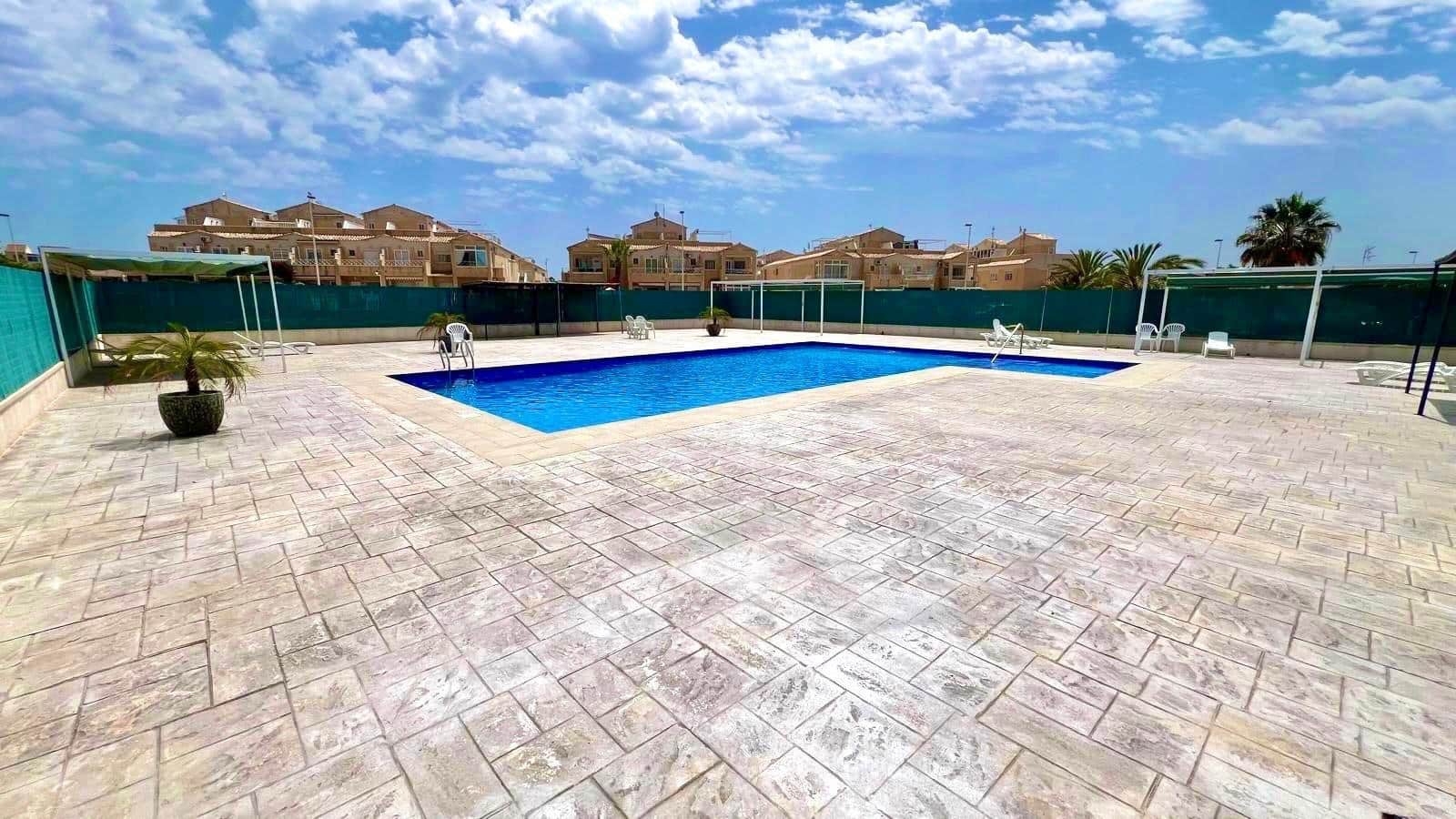 2 makuuhuone Omakotitalo myytävänä paikassa Torrevieja mukana uima-altaan - 134 900 € (Ref: 9637332)
