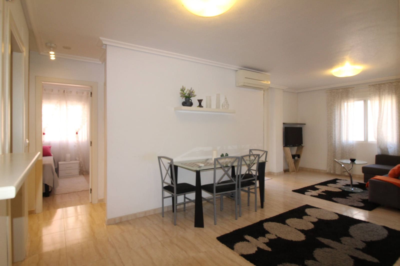 Apartamento de 2 habitaciones en Torrevieja en venta con piscina - 135.200 € (Ref: 9637364)