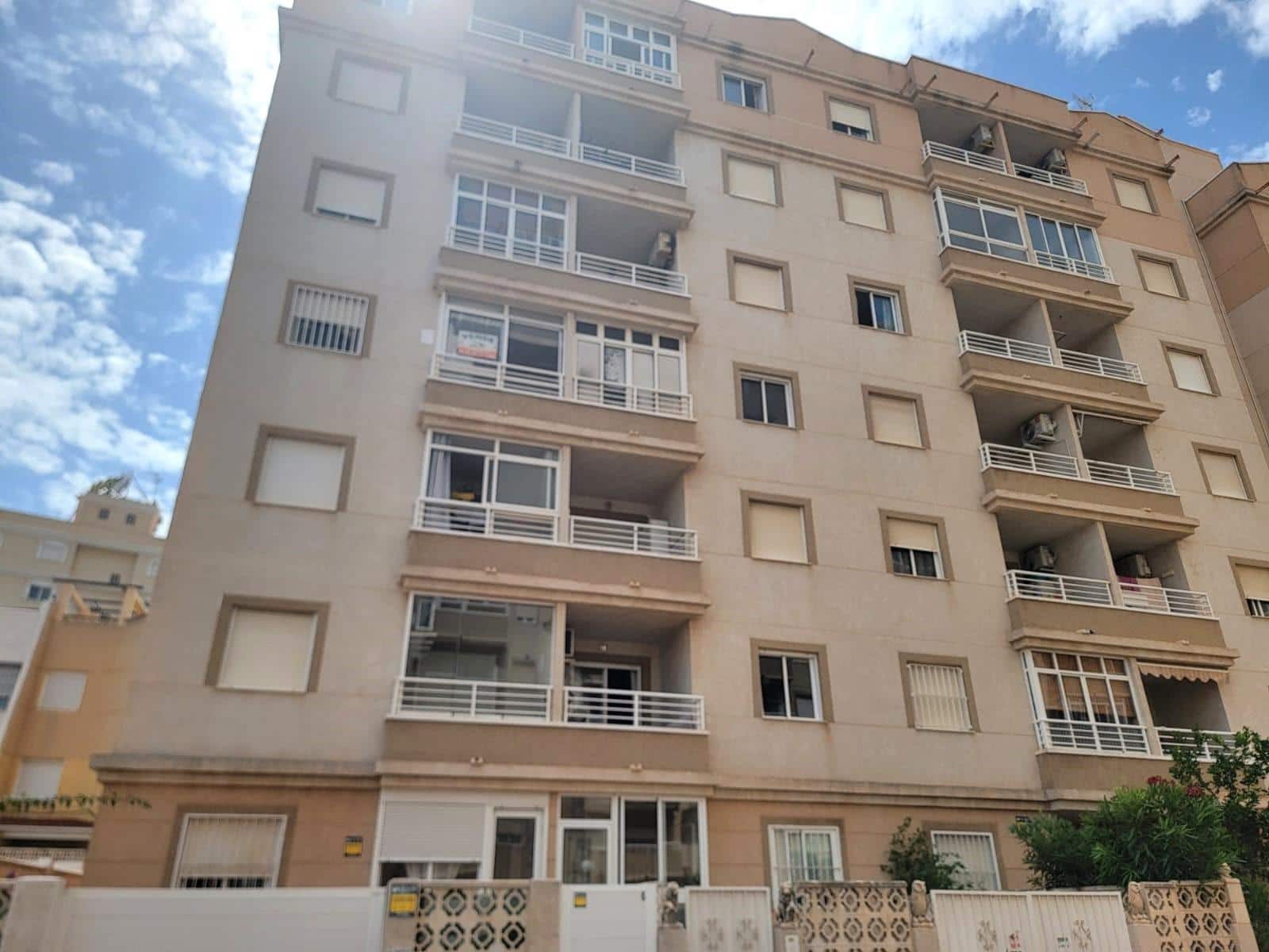 2 makuuhuone Huoneisto myytävänä paikassa Torrevieja mukana uima-altaan - 127 260 € (Ref: 9637399)