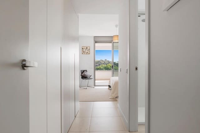 Ático de 2 habitaciones en La Concha - Resina Golf, Estepona en venta con piscina - 495.000 € (Ref: 9639335)