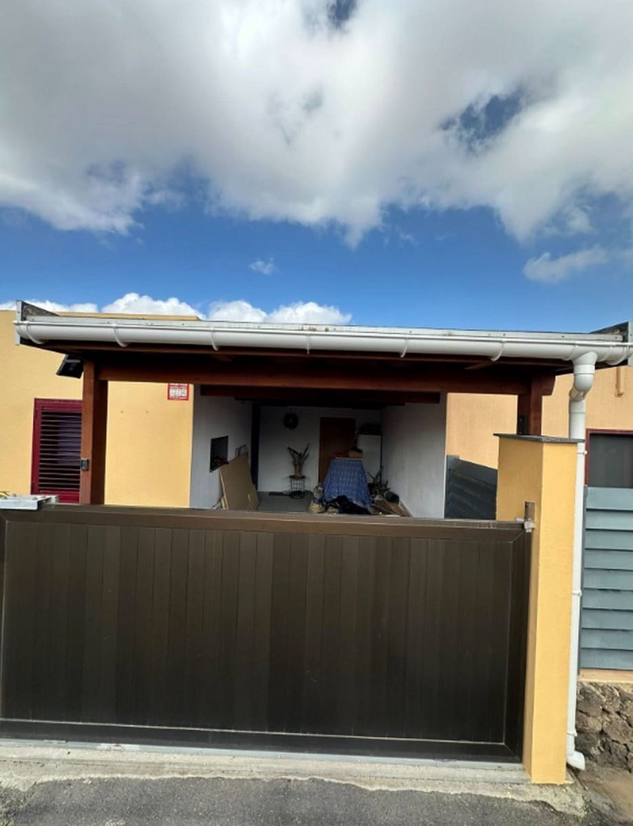 3 sypialnia Willa na sprzedaż w Corralejo z basenem garażem - 338 000 € (Ref: 9647977)