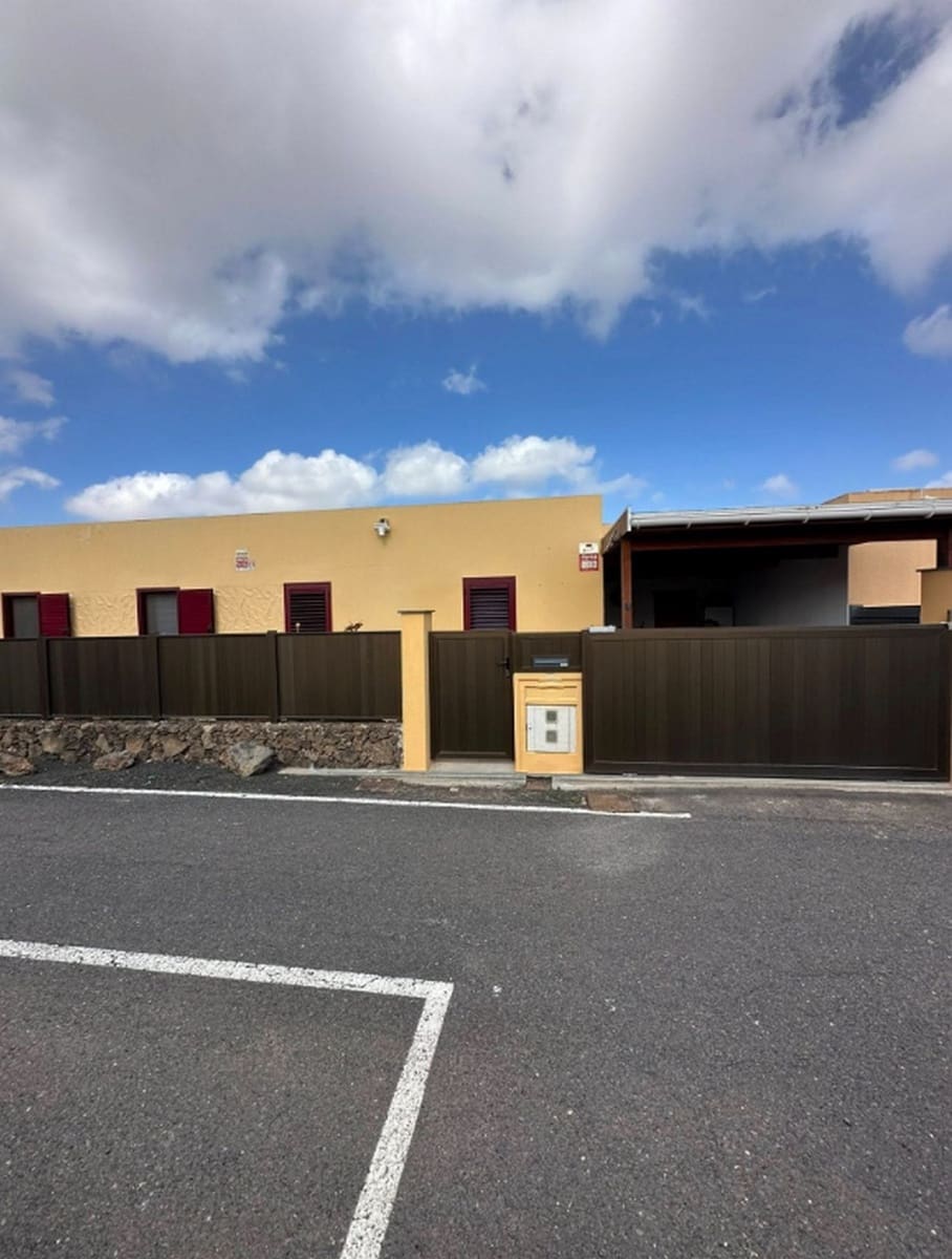 3 sypialnia Willa na sprzedaż w Corralejo z basenem garażem - 338 000 € (Ref: 9647977)