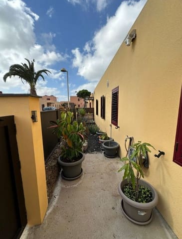 3 sypialnia Willa na sprzedaż w Corralejo, La Oliva z basenem garażem - 338 000 € (Ref: 9647977)
