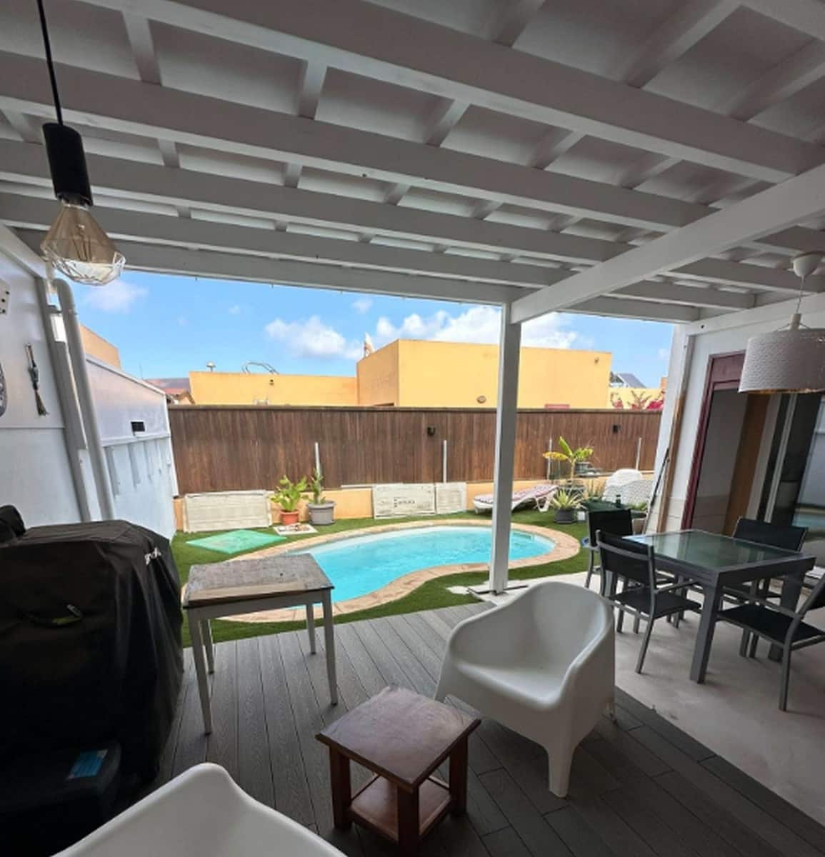 3 sypialnia Willa na sprzedaż w Corralejo z basenem garażem - 338 000 € (Ref: 9647977)