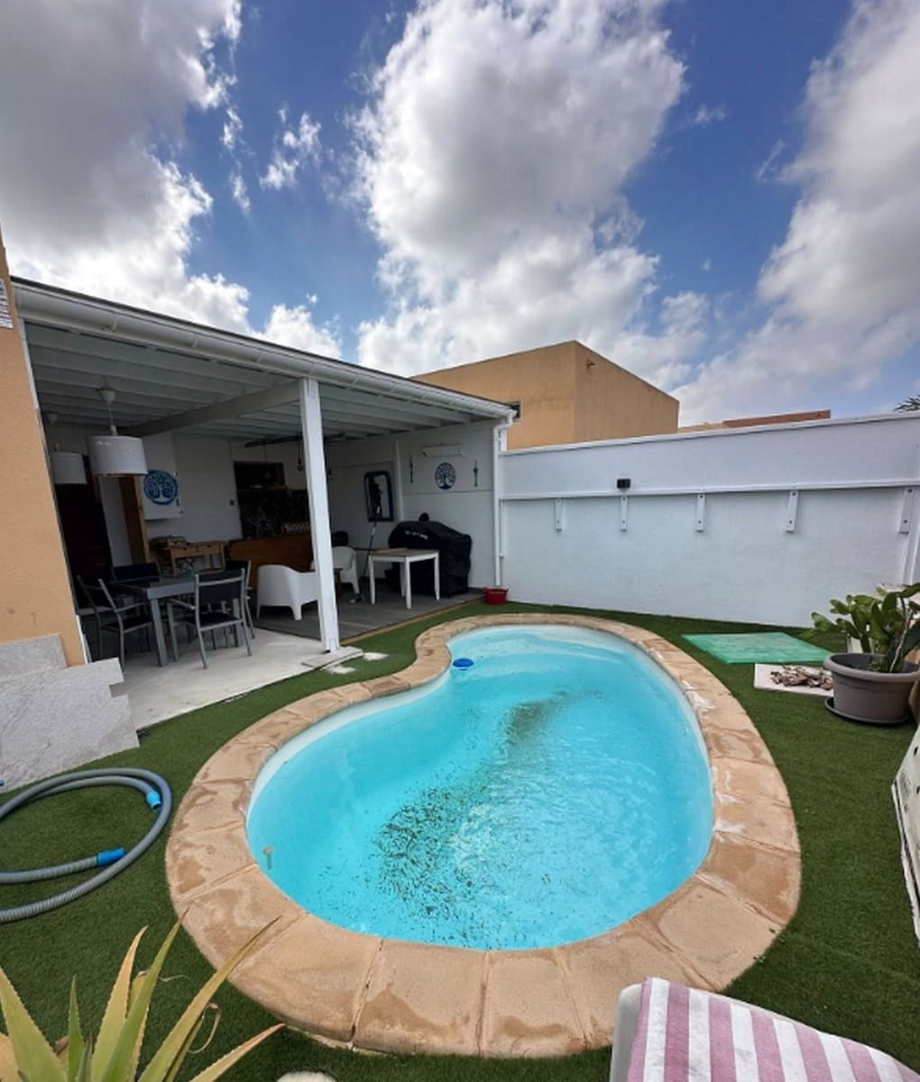 3 sypialnia Willa na sprzedaż w Corralejo z basenem garażem - 338 000 € (Ref: 9647977)