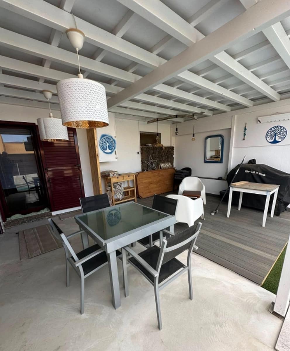 3 sypialnia Willa na sprzedaż w Corralejo z basenem garażem - 338 000 € (Ref: 9647977)