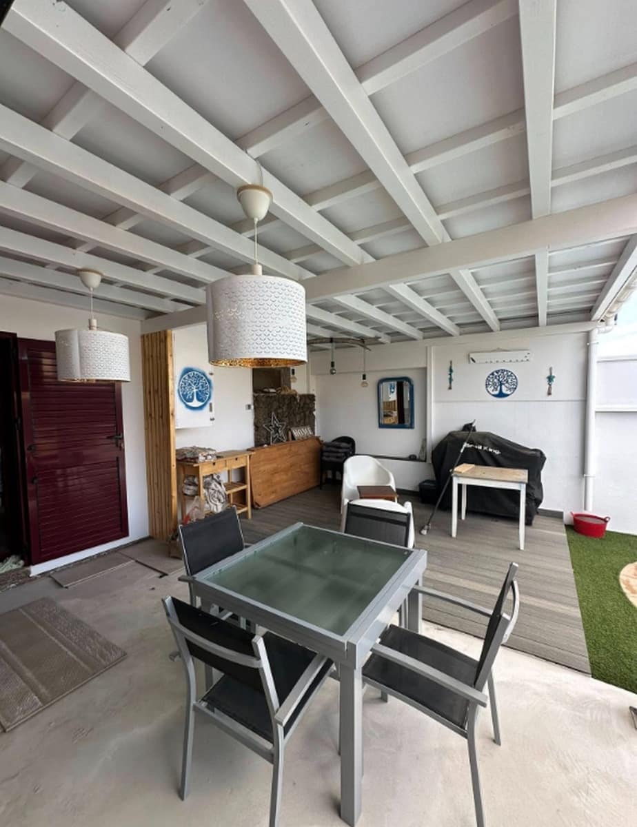 3 sypialnia Willa na sprzedaż w Corralejo z basenem garażem - 338 000 € (Ref: 9647977)