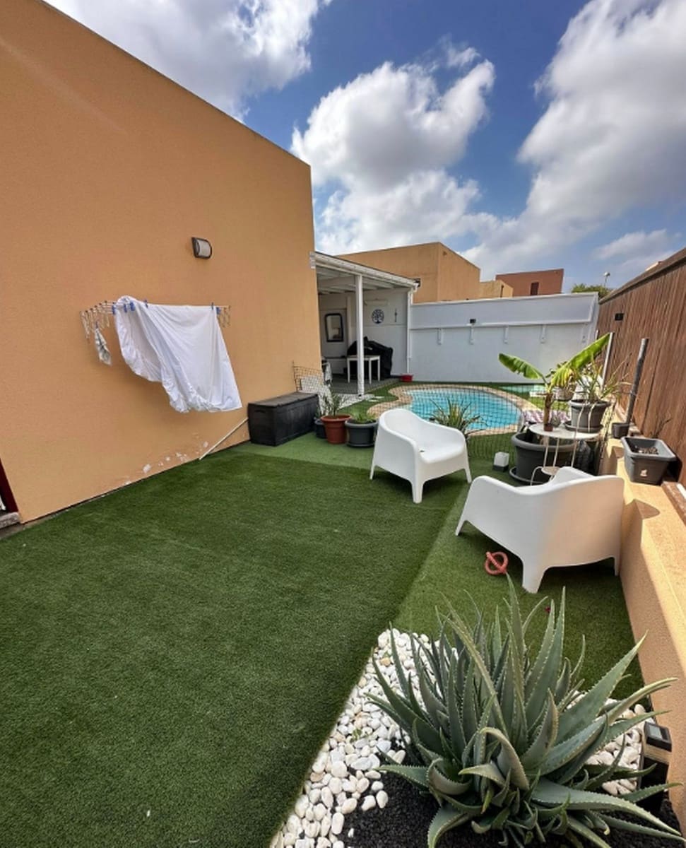 3 sypialnia Willa na sprzedaż w Corralejo z basenem garażem - 338 000 € (Ref: 9647977)