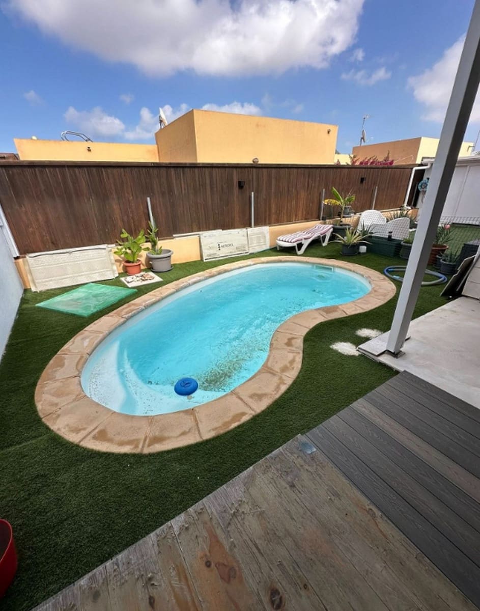 3 sypialnia Willa na sprzedaż w Corralejo z basenem garażem - 338 000 € (Ref: 9647977)