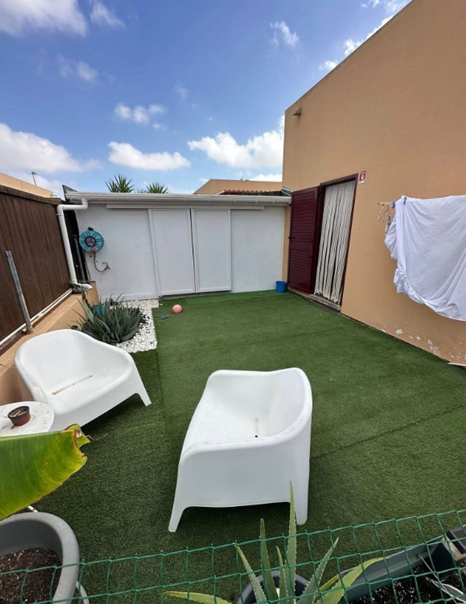 3 sypialnia Willa na sprzedaż w Corralejo z basenem garażem - 338 000 € (Ref: 9647977)