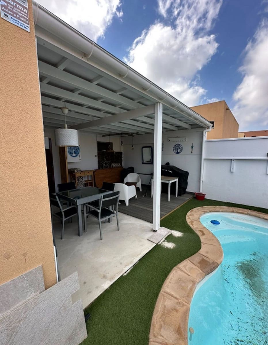 3 sypialnia Willa na sprzedaż w Corralejo z basenem garażem - 338 000 € (Ref: 9647977)