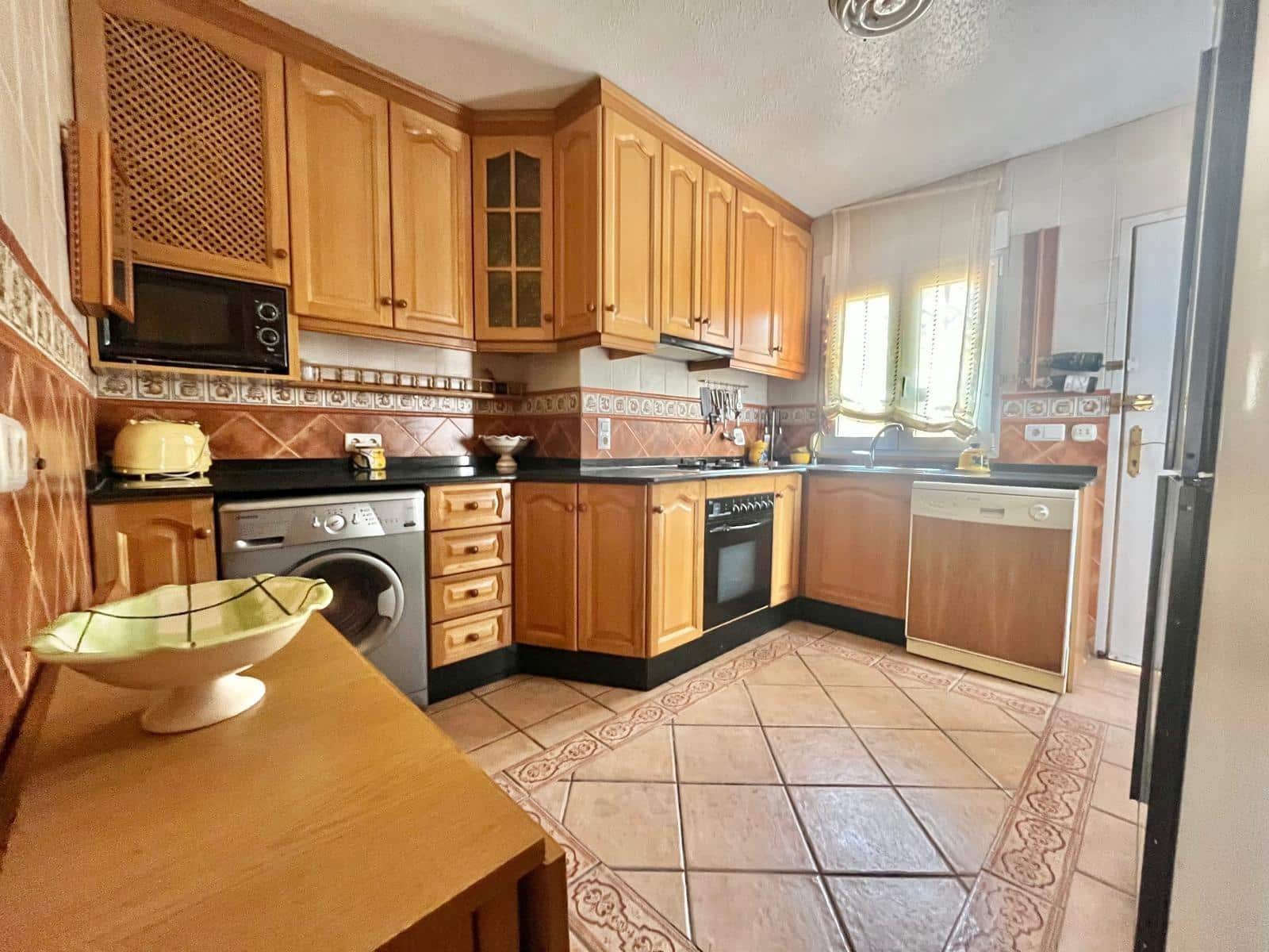 Chalet de 2 habitaciones en Torrevieja en venta con piscina - 318.000 € (Ref: 9651793)