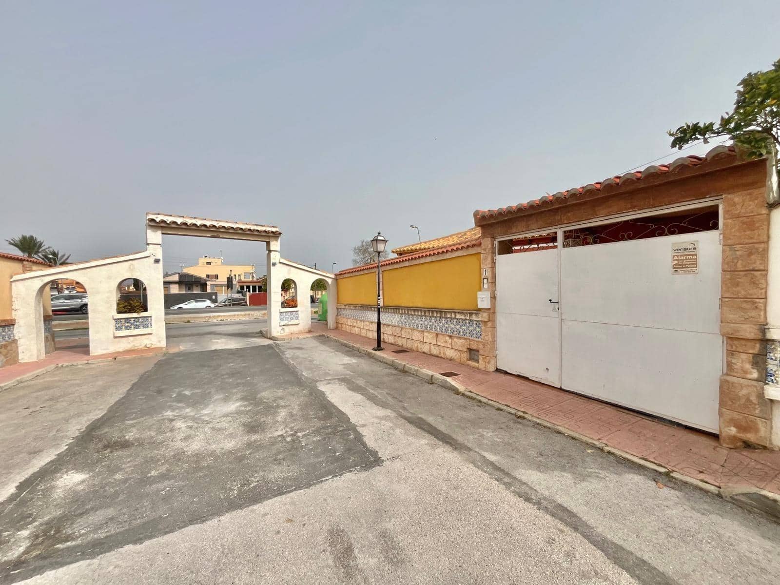 Chalet de 2 habitaciones en Torrevieja en venta con piscina - 318.000 € (Ref: 9651793)