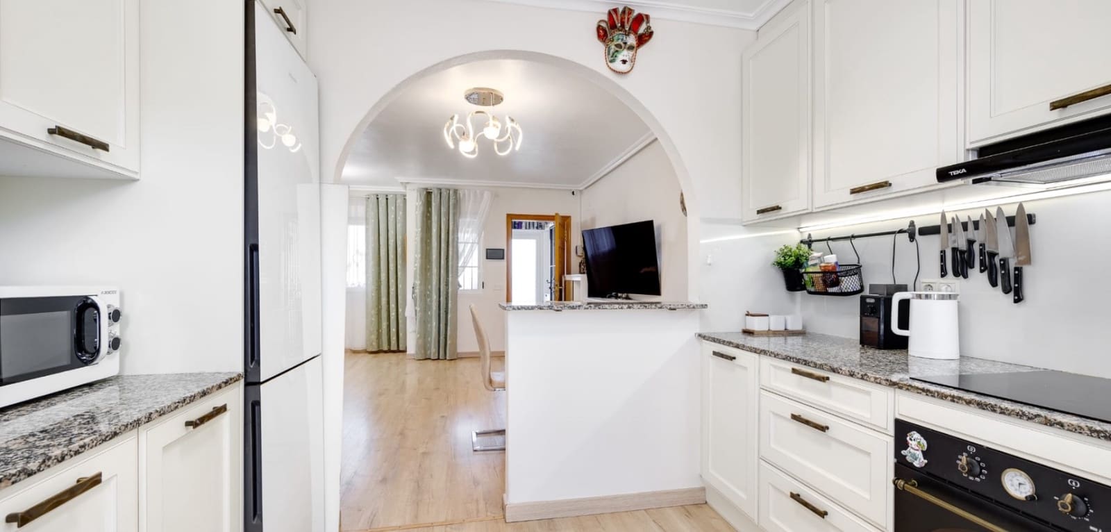 3 makuuhuone Omakotitalo myytävänä paikassa Torrevieja mukana uima-altaan - 249 900 € (Ref: 9655880)