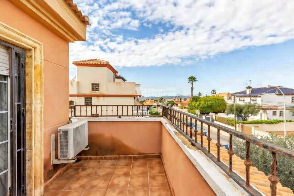 4 bedroom Villa for sale in Torrevieja with pool - € 499,000 (Ref: 9655883)