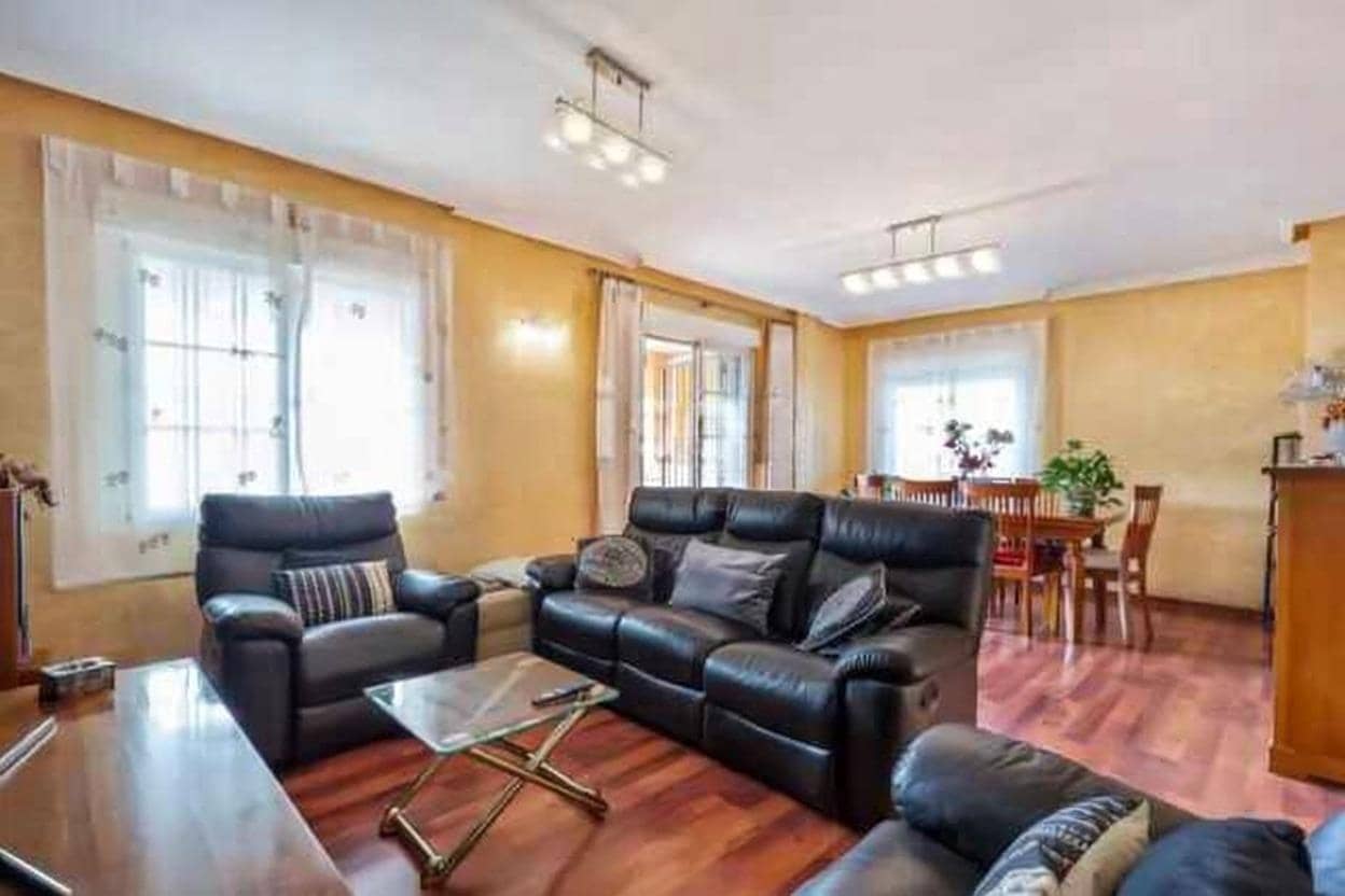 4 bedroom Villa for sale in Torrevieja with pool - € 499,000 (Ref: 9655883)