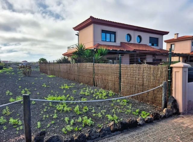 3 soverom Hus til salgs i Lajares, La Oliva med svømmebasseng - € 330 000 (Ref: 9659257)