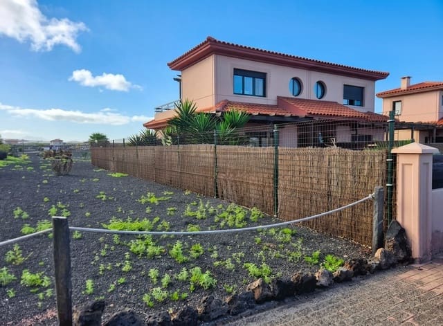 3 bedroom Townhouse for sale in Lajares, La Oliva with pool - € 295,000 (Ref: 9659257)