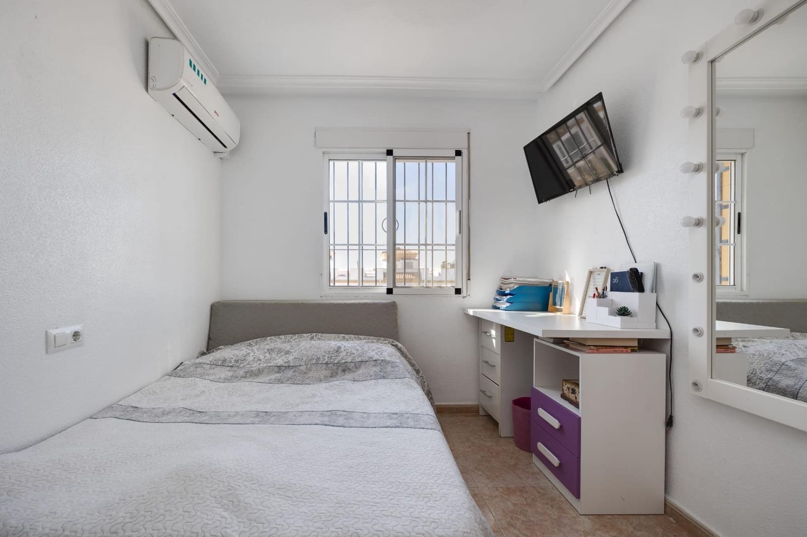 3 makuuhuone Omakotitalo myytävänä paikassa Torrevieja mukana uima-altaan - 249 900 € (Ref: 9661913)