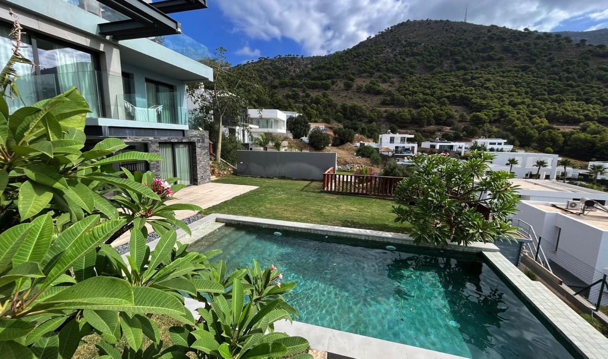 5 bedroom Villa for sale in Mijas with pool garage - € 1,600,000 (Ref: 9666307)