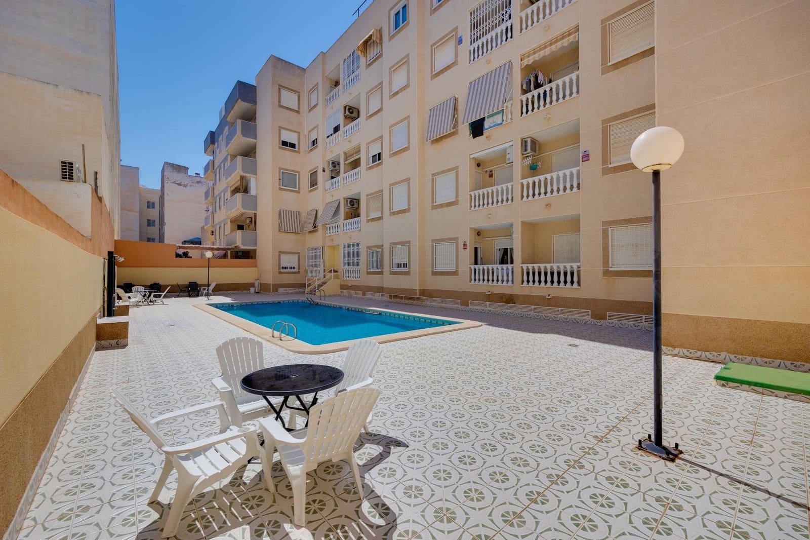 1 slaapkamer Appartement te koop in Torrevieja met zwembad - € 149.000 (Ref: 9679718)