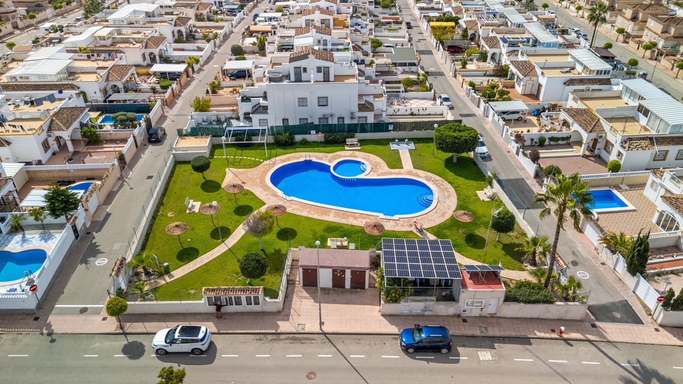 3 soverom Rekkehus til salgs i La Marina med svømmebasseng garasje - € 219 000 (Ref: 9686286)