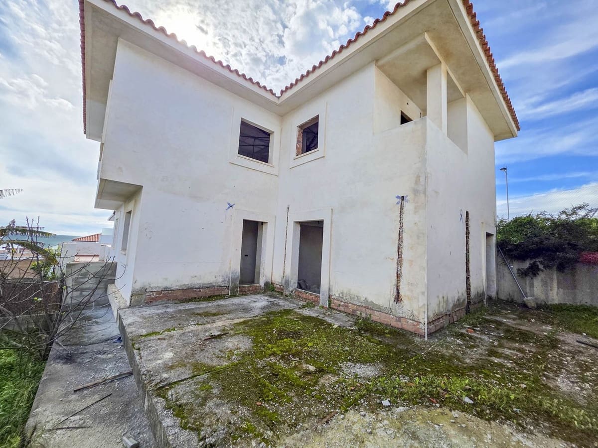 4 bedroom Villa for sale in La Duquesa / Puerto de la Duquesa with garage - € 360,000 (Ref: 9690433)