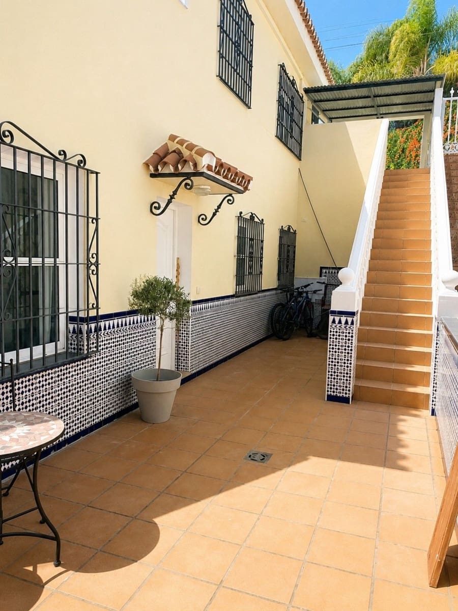 9 sypialnia Willa na sprzedaż w Fuengirola z basenem garażem - 850 000 € (Ref: 9690435)