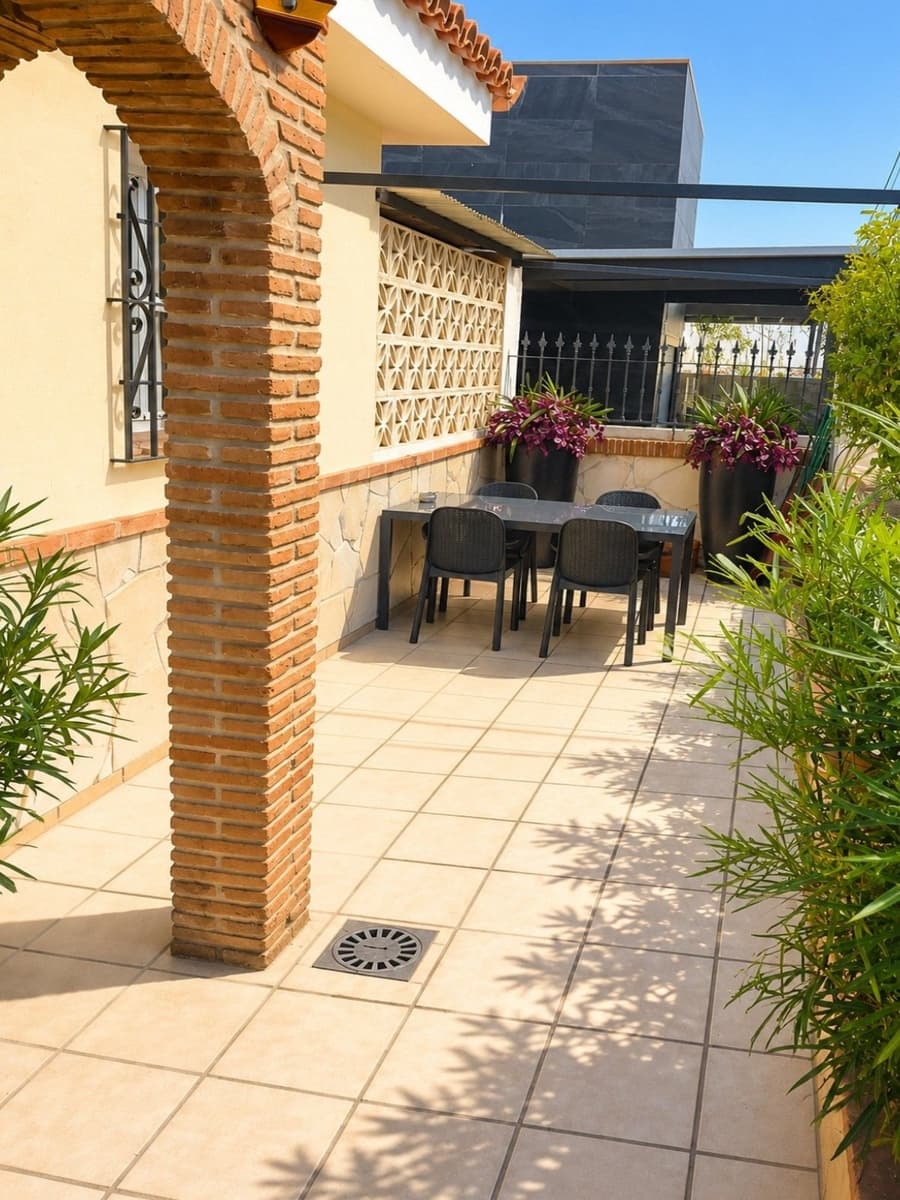 9 sypialnia Willa na sprzedaż w Fuengirola z basenem garażem - 850 000 € (Ref: 9690435)