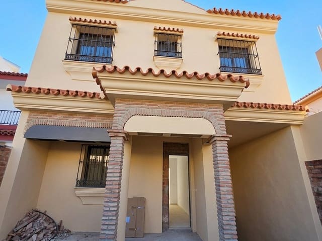 5 soveværelse Byhus til salg i Zona Puerto Deportivo, Fuengirola med swimmingpool garage - € 530.000 (Ref: 9690437)