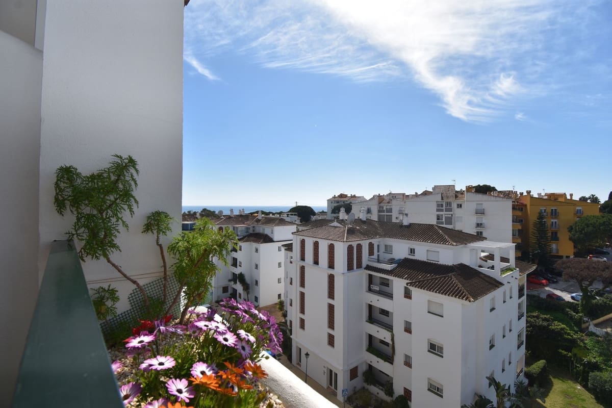 2 bedroom Apartment for sale in Calahonda with pool - € 349,999 (Ref: 9695208)