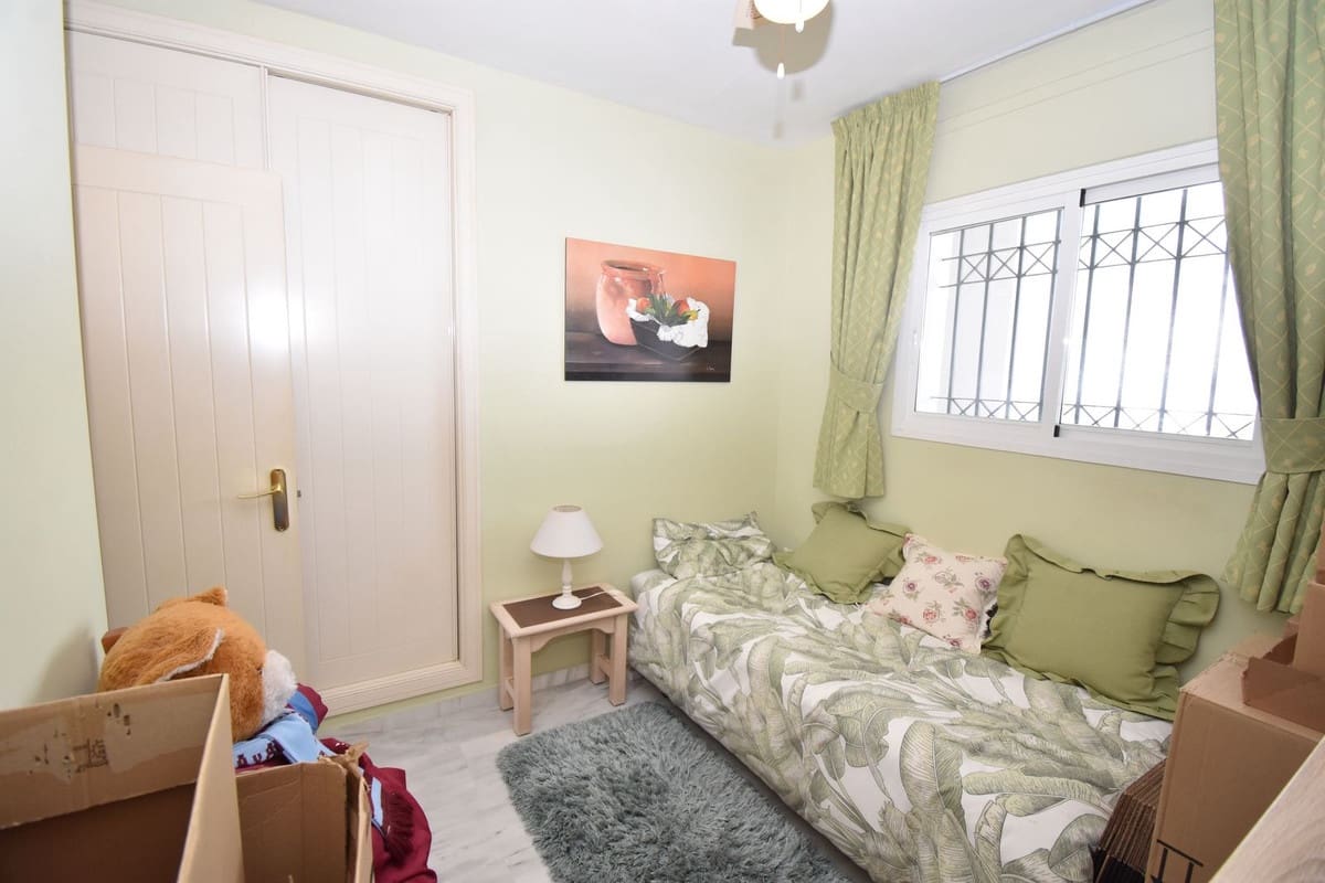 2 bedroom Apartment for sale in Calahonda with pool - € 349,999 (Ref: 9695208)