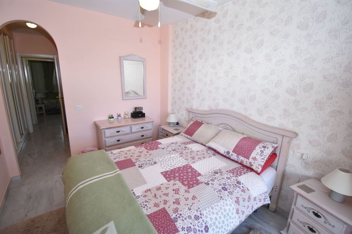 2 bedroom Apartment for sale in Calahonda with pool - € 349,999 (Ref: 9695208)