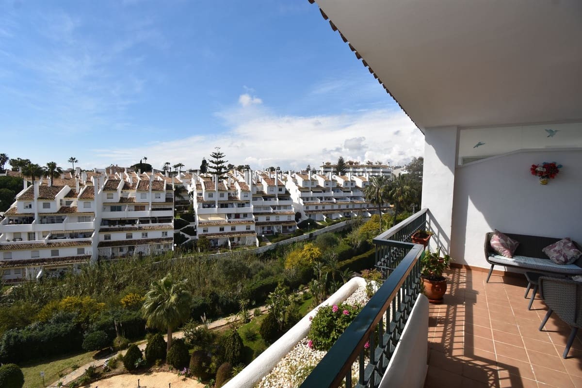 2 bedroom Apartment for sale in Calahonda with pool - € 349,999 (Ref: 9695208)