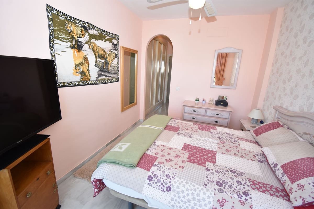 2 bedroom Apartment for sale in Calahonda with pool - € 349,999 (Ref: 9695208)