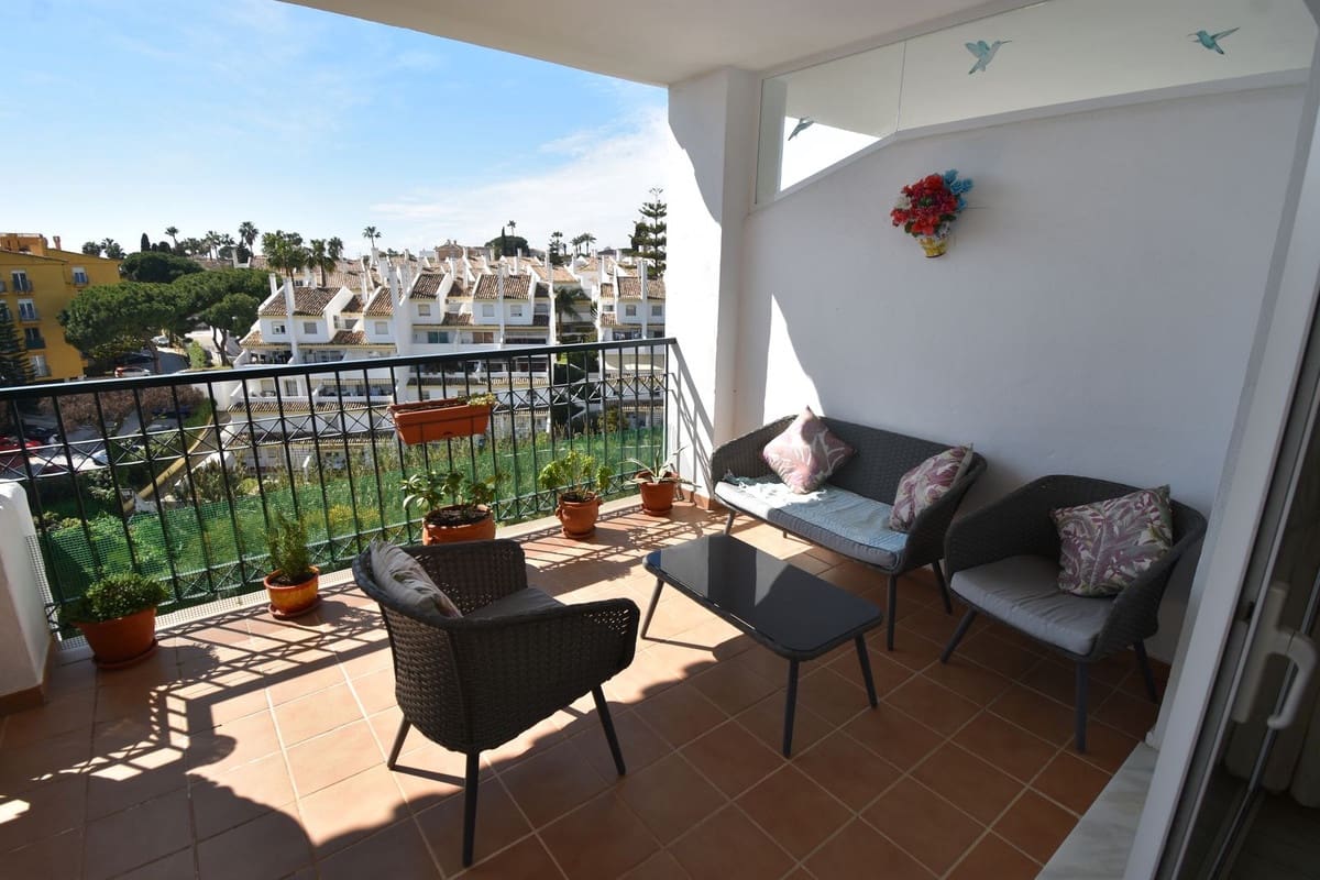 2 bedroom Apartment for sale in Calahonda with pool - € 349,999 (Ref: 9695208)