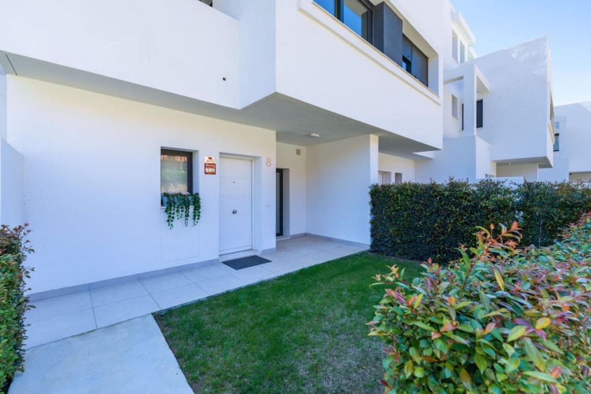 4 soveværelse Byhus til salg i Manilva med garage - € 799.000 (Ref: 9695227)