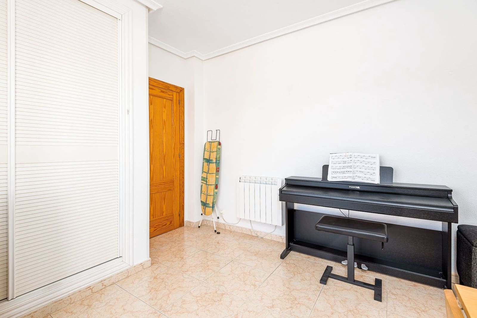 5 bedroom Villa for sale in Torrevieja with pool garage - € 396,000 (Ref: 9704901)