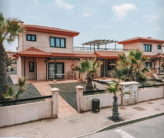 Adosado de 2 habitaciones en Lajares, La Oliva en venta con piscina - 205.000 € (Ref: 9709467)